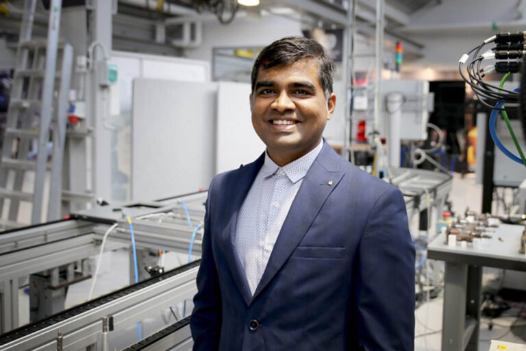 Mahesh Kumbhar i ett produktionslabb
