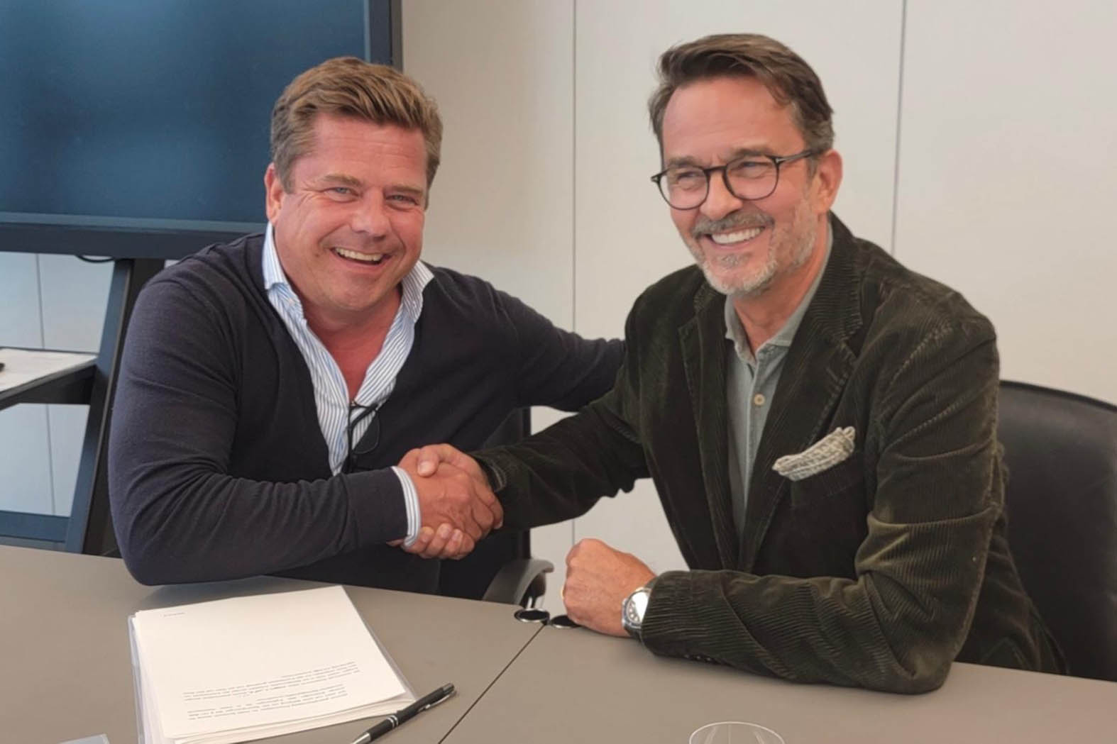 Phillip Wagner och Thorsten Koch skakar hand vid undertecknandet