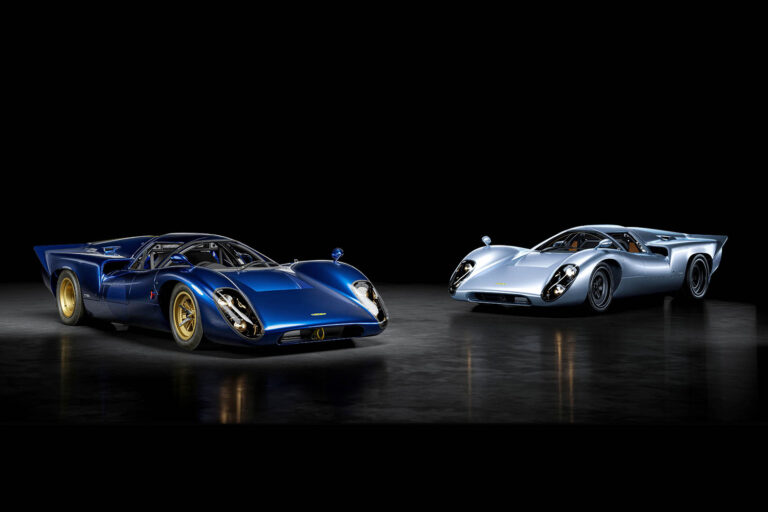 Lola T70S i blått och T70S GT i silver mot svart bakgrund