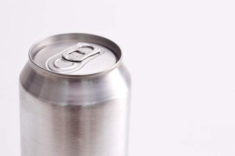 Aluminiumburk mot vit bakgrund