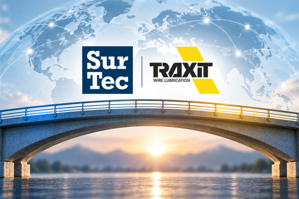 SurTecs och Traxits logotyper ovanför en bro