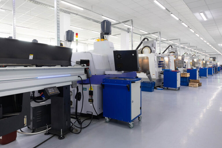 Rad med CNC-maskiner i en verkstadshall
