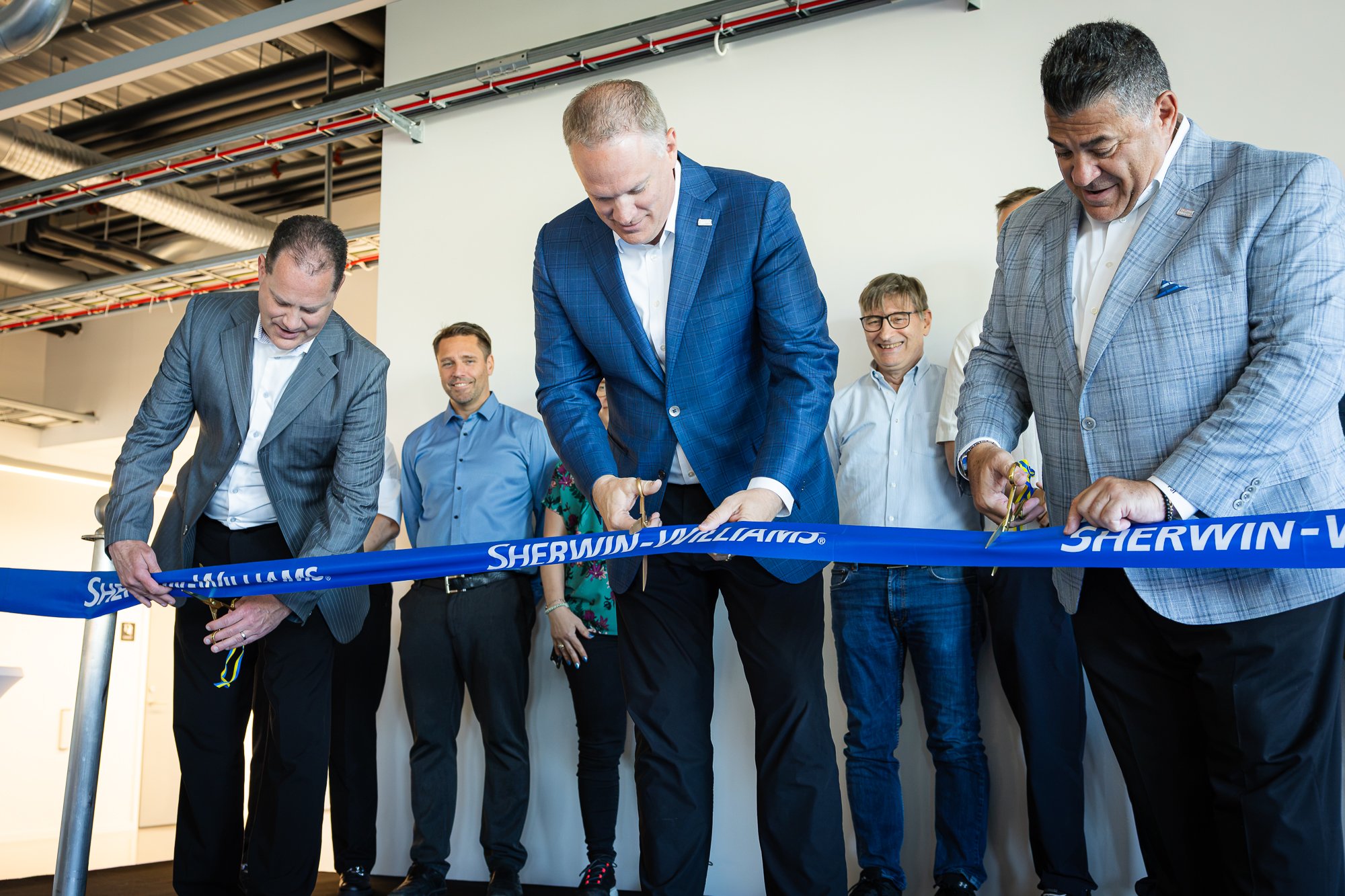 Bandklippning vid den officiella invigningen av Sherwin-Williams nya FoU-center i Arlandastad.