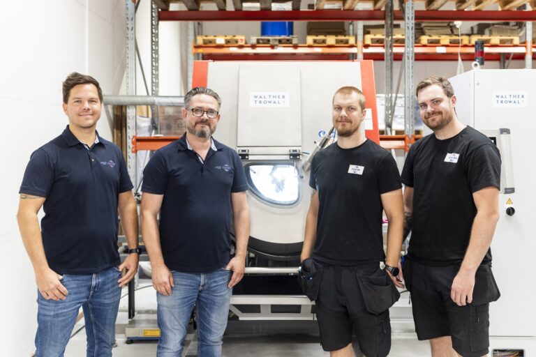 Christian Reyer, Anders Greschik, Victor Fransson och Robin Andersson framför den nya ytbehandlingsutrustningen