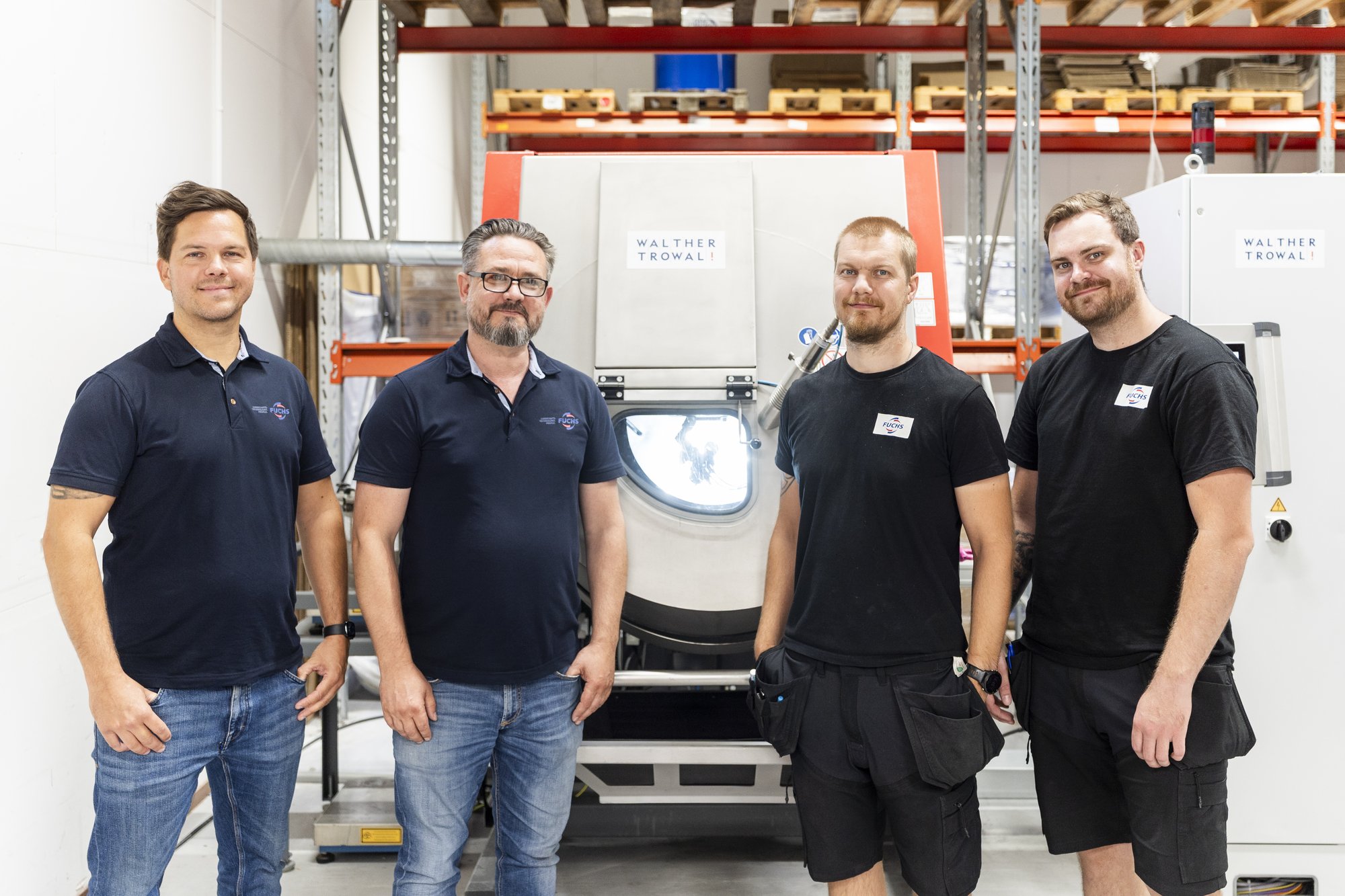 Christian Reyer, Anders Greschik, Victor Fransson och Robin Andersson framför den nya ytbehandlingsutrustningen